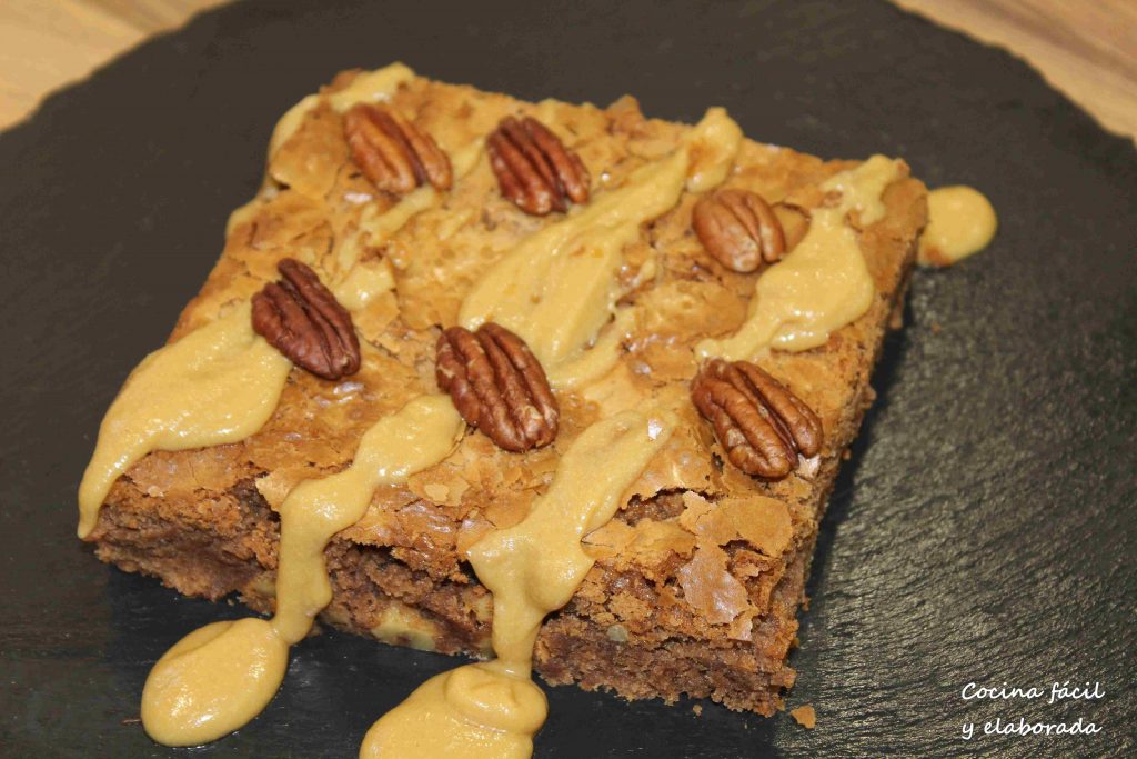 brownie-de-chocolate-negro-nueces-y-salsa-caramelo