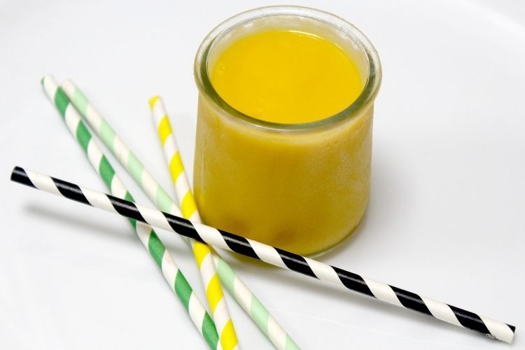 Batido detox de zanahoria, coco, mango, piña y manzana