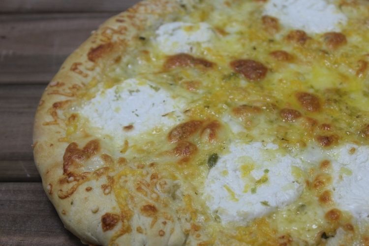 pizza de queso de cabra destacada