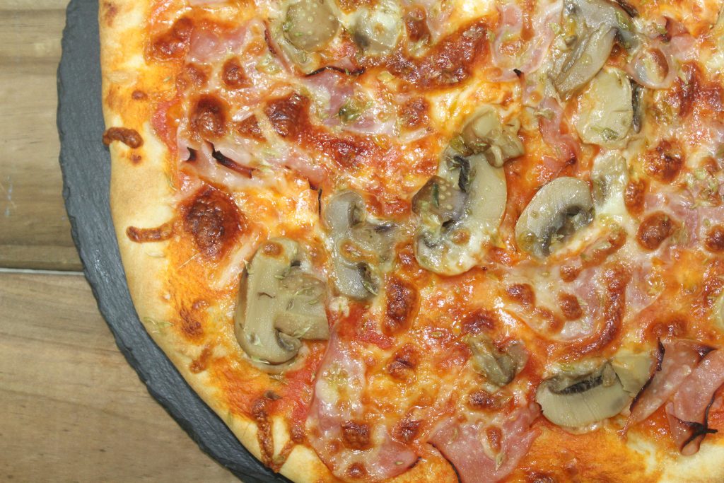 Pizza de champiñones y jamón york