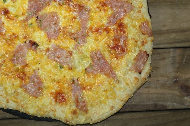 pizza cheddar y pavo braseado